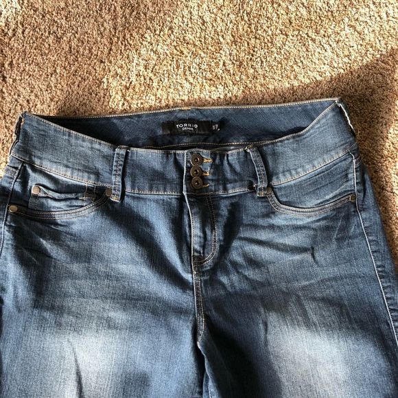 Torrid Medium Wash High Rise Three Button Front Skinny Jeans Size 18 - Picture 4 of 8
